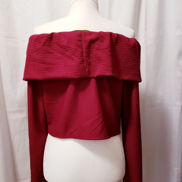 Nicki Minaj's long Sleeves over shoulder top - Picture 2 of 7